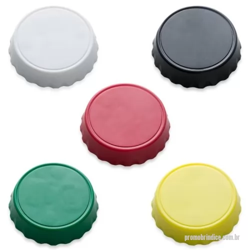 Abridor de garrafa personalizado - Abridor formato tampa de garrafa com imã para geladeira, possui área demarcada na parte superior. Contém dois tipos de abridores de garrafa. OBS.: PEDIDOS APENAS MÚLTIPLOS DE 50 PEÇAS!  PRODUTO EXCLUSIVO PARA PERSONALIZAÇÃO EM ETIQUETA RESINADA.  Altura :  7,5 cm x Largura :  7,5 cm