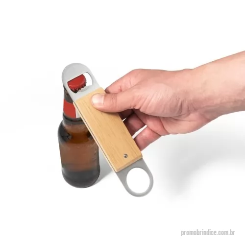 Abridor de garrafa personalizado - Abridor de garrafas em aço inox com corpo em madeira de faia. Distintivo dos restantes por conter um abridor de um lado e uma argola para facilitar sua arrumação. A cor e o resultado da impressão nos materiais naturais pode variar entre produtos. 40 x 180 x 10 mm