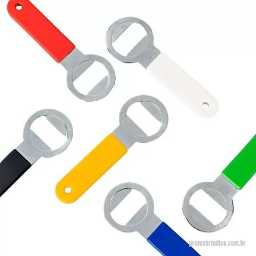 Abridor de garrafa personalizado - Descrição: Abridor de garrafas com argola em aço carbono e cabo com revestimento em plástico ABS.  Largura :  3,6 cm  Comprimento :  10,2 cm  Espessura :  0,7 cm  Medidas aproximadas para gravação (CxL):  1 cm x 4 cm  Peso aproximado (g):  23