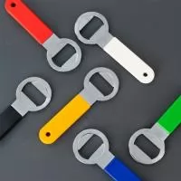 Descrição: Abridor de garrafas com argola em aço carbono e cabo com revestimento em plástico ABS.  Largura :  3,6 cm  Espessura :  7 cm  Comprimento :  10,2 cm