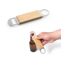 Abridor de garrafas em aço inox com corpo em madeira de faia. Distintivo dos restantes por conter um abridor de um lado e uma argola para facilitar sua arrumação. A cor e o resultado da impressão nos materiais naturais pode variar entre produtos. 40 