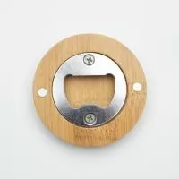 Abridor de garrafa em metal com acabamento em bambu e imã.