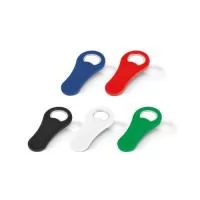 Abridor de garrafas com ímã produzido em material resistente, compacto e funcional, ideal para uso doméstico, bares, eventos e ações promocionais. Possui design moderno com fixação magnética, permitindo fácil armazenamento em superfícies metálicas como geladeiras.  Excelente opção para brindes corporativos personalizados, campanhas promocionais, eventos, bares, cervejarias e ações de divulgação com alta circulação da marca no dia a dia.  Material: Plástico resistente com abridor metálico e ímã integrado.