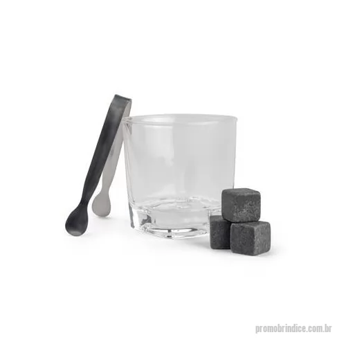Acessório para bar personalizado - Kit para drinks com cinco peças, incluindo um copo de vidro com capacidade de 250 ml, um pegador de gelo em inox e três cubos de gelo em pedra-sabão. O conjunto acompanha caixa de madeira com revestimento interno em espuma para acomodar os itens. Alt