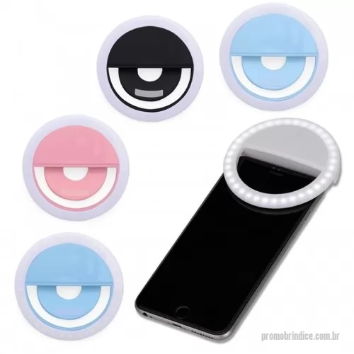 Acessório para celular personalizado - Anel de iluminação para celular, utilizado para fotos em formato selfie. “Ring light” plástico no formato “presilha” para encaixe, possui três estágios de iluminação acionados pelo botão superior. Acompanha cabo USB para carregamento.