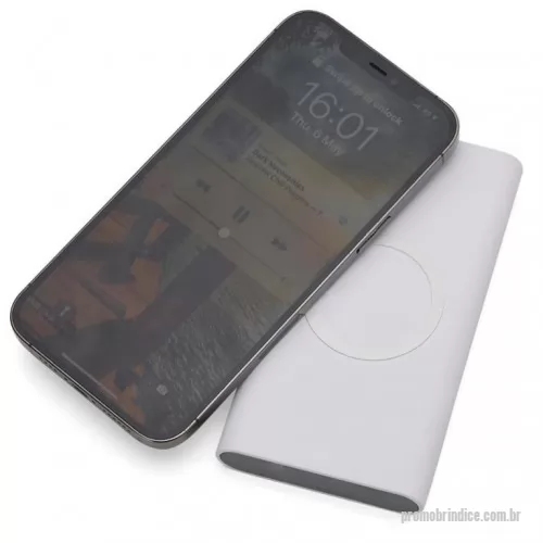 Acessório para celular personalizado - Carregador portátil de indução com 8000mAh e indicadores led de bateria e indução. O carregador contém um detalhe circular emborrachado na área de indução, proporcionado mais segurança ao dispositivo conectado, evitando deslizamentos durante este modo de carga – o lado oposto da indução possui um ícone indutivo, porém é uma mera ilustração, esta área não gera carga. O carregador possui uma porta de saída USB com carga rápida e duas portas de entradas, Tipo-C e V8. Acompanha cabo USB.