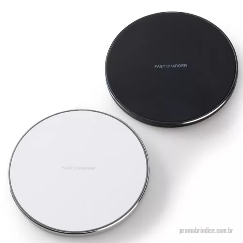 Acessório para celular personalizado - Carregador wireless por indução em formato de disco. Produzido em material plástico, o carregador possui antiderrapantes de silicone na parte inferior. Para desfrutar do carregamento por indução (sem fio) é fundamental que o celular possua a tecnologia QI – desta maneira é possível carregar o celular posicionando-o sob carregador, sendo necessário apenas necessário conectar o carregador à uma fonte de energia (USB ou diretamente na tomada). O carregador wireless possui a tecnologia de carga rápida, mas para a utilização deste modo é necessário que o celular também possua esta tecnologia, caso contrário será realizada a carga normal. O carregador possui luzes de funcionamento, quando ligado irá exibir a luz verde e ao entrar em modo de carga irá exibir uma luz azul. Entrada universal 5.0V=2A; Entrada carga rápida 9.0V=2A; Saída universal 5.0V=1A; Saída carga rápida 9.0V=1.2A; Distância de transmissão 8mm e taxa de conversão ?73%. Acompanha cabo USB.