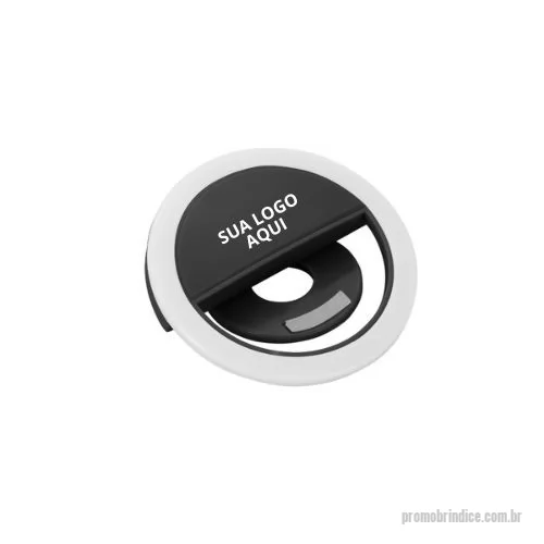 Acessório para celular personalizado - Melhore a qualidade das selfies e registre momentos únicos com mais luz e brilho! Nosso Anel de iluminação para celular, é um “Ring light” plástico, mais compacto, e no formato “presilha” para encaixe. Ainda possui três estágios de iluminação acionados pelo botão superior. Acompanha cabo USB para carregamento.