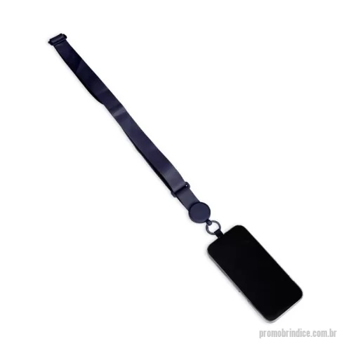 Acessório para celular personalizado - Cordão com alça ajustável para celular feito em poliéster. O acessório é fixado a um cartão retangular que se encaixa na parte interna da capa do celular, próximo à entrada de carregamento USB.