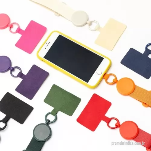 Acessório para celular personalizado - Descrição: Cordão com alça ajustável para celular feito em poliéster. O acessório é fixado a um cartão retangular em poliéster para o encaixe na parte interna da capa do celular, próximo à entrada de carregamento USB. Conta ainda com mosquetão em liga de zinco conectado à uma parte fixa em plástico ABS.  Largura :  6,5 cm  Comprimento :  Máx: 71 cm  Espessura :  0,8 cm