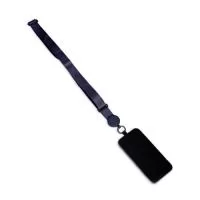 Cordão com alça ajustável para celular feito em poliéster. O acessório é fixado a um cartão retangular que se encaixa na parte interna da capa do celular, próximo à entrada de carregamento USB.