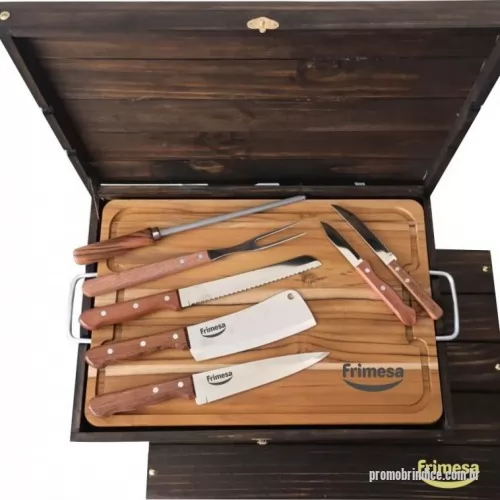 Acessório para churrasco personalizado - Kit churrasco personalizado. Esse é o nosso negócio, está no nosso DNA. Faça uma consulta e surpreenda-se com nossas opções. São mais de 50 modelos, dos mais simples aos mais completos, garantindo que sempre haverá um kit que se encaixe nas suas necessidades. Estojo de madeira com tábua churrasco, facas diversas, garfo churrasco, chaira e cutelo. Gravação indelével da logo a laser no estojo, tábua faca peixeira e cutelo, garantindo a visibilidade da sua marca por muitos e muitos anos. Acompanha caixa para presente com listras em marrom. Despachamos com frete pago para Sul, Sudeste e Centro Oeste