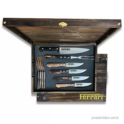 Acessório para churrasco personalizado - Kit churrasco em Polywood personalizado. Esse é o nosso negócio, está no nosso DNA. Faça uma consulta e surpreenda-se com nossas opções. São dezenas de modelos, garantindo que sempre haverá um kit que se encaixe nas suas necessidades. Estojo de madeira, tábua, faca e garfo em Polywood mais 04 jogos de talheres de mesa modelo Jumbo. Personalização da logo a laser no estojo, tábua e na lâmina das 05 facas Despachamos com frete pago para todo o Brasil. Um presente com ótima apresentação, útil e durável, garantindo a visibilidade da sua marca por muitos e muitos anos.