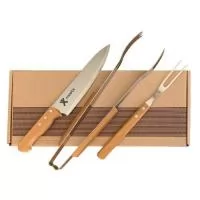 Kit churrasco Tramontina com faca 8 , garfo trinchante e pegador. Gravação da logo a laser na lâmina da faca. Um presente tradicional, útil e de durabilidade extrema, garantindo a visualização da sua marca por muitos e muitos anos. Acompanha caixa para presente com listras em marrom. Despachamos com frete pago para todo o Brasil