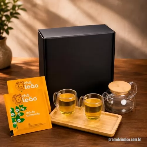 Acessório para crachá personalizado - Kit Chá Tè Reale em caixa para presente VIP assinada Youdu. Contém 2 canecas de vidro de parede dupla de 250ml, bule de vidro borossilicato com infusor em aço inox, travessa em bambu para servir e chá envelopado em sachê sabor camomila.
