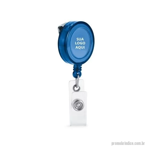 Acessório para crachá personalizado - O Porta Crachá Retrátil é prático e seguro, ideal para uso em empresas, eventos e credenciais. Possui clipe metálico com mecanismo extensível de até 900 mm, permitindo apresentar o cartão ou crachá com comodidade. Conta com presilha transparente e botão para adicionar bolsa porta-cartões, garantindo versatilidade e maior proteção. Compacto e funcional, é um brinde corporativo útil e de grande impacto, que pode ser personalizado com o logo da sua empresa.  Dimensões:  ø32 x 9 mm