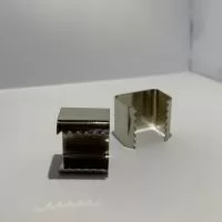 Garrinha Dentada para fechamento de cordão Tamanho: 15mm Banho: Níquel Fabricante: Brustelo