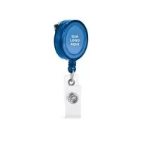 O Porta Crachá Retrátil é prático e seguro, ideal para uso em empresas, eventos e credenciais. Possui clipe metálico com mecanismo extensível de até 900 mm, permitindo apresentar o cartão ou crachá com comodidade. Conta com presilha transparente e botão para adicionar bolsa porta-cartões, garantindo versatilidade e maior proteção. Compacto e funcional, é um brinde corporativo útil e de grande impacto, que pode ser personalizado com o logo da sua empresa.  Dimensões:  ø32 x 9 mm