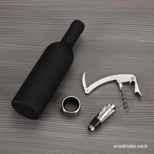 Acessório para vinho personalizado - Kit vinho formato garrafa com 3 peças: wine collar, bico condutor com tampa e saca-rolhas metálico com lâmina de corte e abridor de garrafa. Estojo com fechamento imantado e área interna com berço de espuma.