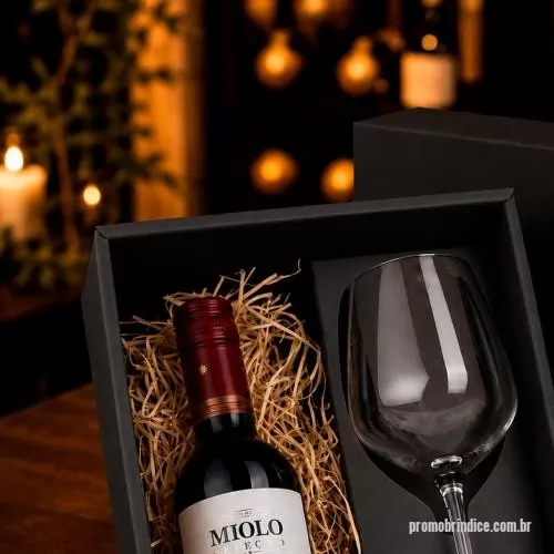 Acessório para vinho personalizado - Kit Vinho Piccolo em caixa para presente assinada Youdu. Contém 1 taça de vidro para vinho de 380ml, vinho chileno reserva cabernet de 187ml e 3 bombons Ferrero Rocher.