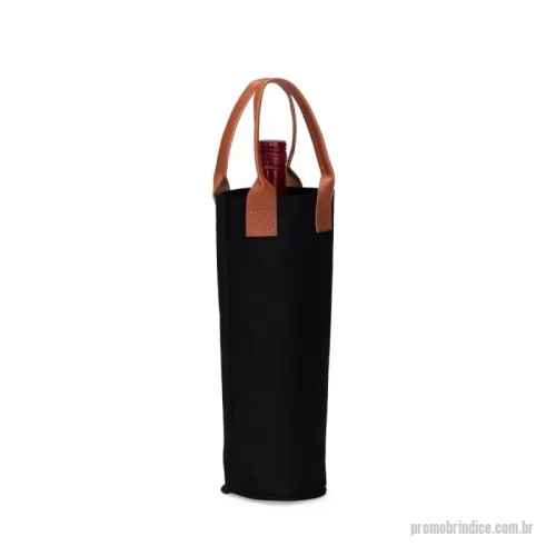 Acessório para vinho personalizado - Elegante e funcional, o porta-vinho de feltro é uma excelente opção para presentear clientes, colaboradores e parceiros. Possui estrutura em feltro e alças de mão em couro sintético, proporcionando praticidade e um acabamento sofisticado para transportar e presentear garrafas de vinho.
