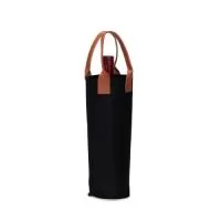 Elegante e funcional, o porta-vinho de feltro é uma excelente opção para presentear clientes, colaboradores e parceiros. Possui estrutura em feltro e alças de mão em couro sintético, proporcionando praticidade e um acabamento sofisticado para transportar e presentear garrafas de vinho.
