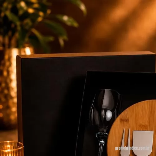 Acessórios para Painel Canaletados personalizados - Kit Queijos Formaggio em caixa para presente VIP assinada Youdu. Contém 2 taças de vidro para vinho de 380ml, tábua redonda em bambu de 220x12mm, faca de ponta, espátula, garfo e faca de ponta reta em bambu e inox.