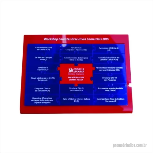 Acrílico personalizado - Com um layout agradável e clean, o nosso porta lâminas se adapta em qualquer ambiente. Para destacar avisos, pôsteres entre outros.     Produzido em Acrílico 100% Virgem. Muito mais resistente e transparente, não amarela, livre de odores e contaminantes.