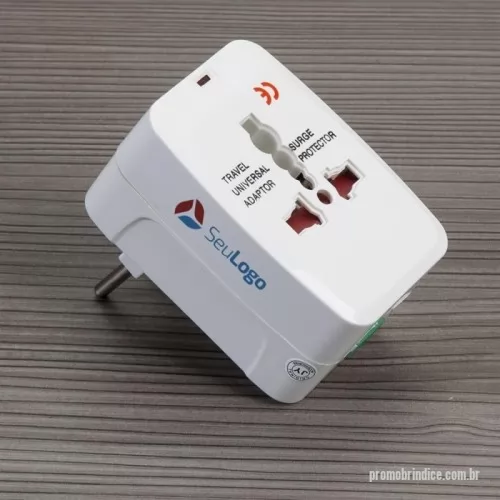 Adaptador de tomada universal personalizado - Adaptador universal branco em plástico resistente.Possui plug EUROPE: para uso basta puxar a tomada cental, para guardar empurrar para dentro. Plug UK/SP: empurre o botão verde de lock para unlock e a tomada irá pra fora, para guardar basta empurrar a tomada de volta para dentro e empurre o botão para lock(neste processo é necessário segurar a tomada enquanto trava).
