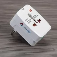 Adaptador universal branco em plástico resistente.Possui plug EUROPE: para uso basta puxar a tomada cental, para guardar empurrar para dentro. Plug UK/SP: empurre o botão verde de lock para unlock e a tomada irá pra fora, para guardar basta empurrar a tomada de volta para dentro e empurre o botão para lock(neste processo é necessário segurar a tomada enquanto trava).