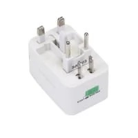Possui plug EUROPE: para uso basta puxar a tomada cental, para guardar empurrar para dentro. Plug UK/SP: empurre o botão verde de lock para unlock e a tomada irá pra fora, para guardar basta empurrar a tomada de volta para dentro e empurre o botão para lock(neste processo é necessário segurar a tomada enquanto trava). Plug USA/JAPAN/AUST/THAI: 