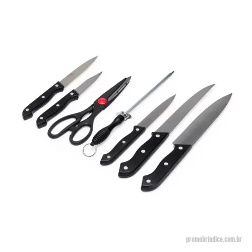 Afiador de Facas personalizado - O churrasco vai ficar ainda melhor com o nosso kit de 7 peças em inox, incluso: uma faca de chef de 7 polegadas; uma faca de desossa de 7 polegadas; uma faca para fatiar de 4,5 polegadas, uma faca de descascar de 4,5 polegadas, uma faca de legumes de 3 polegadas; uma chaira, essencial para manter as facas sempre afiadas; e uma tesoura multiuso para cortar alimentos, legumes, verduras e carnes, todas as peças possuem cabo plástico. Além disso, a tesoura possui pequenos dentes entre os cabos que funcionam como um quebra-nozes. O kit também acompanha uma plaquinha de metal, permitindo a personalização para dar um toque único ao estojo e ainda mais estilo quando for preparar aquele churrasco de respeito.  Altura :  35,4 cm  Largura :  11 cm  Espessura :  3,8 cm  Medidas aproximadas para gravação (CxL):  30 cm x 11 cm  Peso aproximado (g):  399