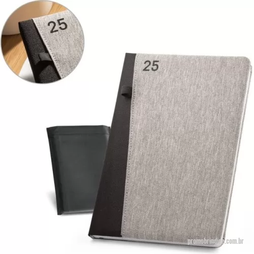 Agenda ecológica personalizada - Agenda A5 em PET (100% rPET). Está organizada num plano diário. Com suporte para esferográfica (não inclusa) e marcador em fita. Fornecida com bolsa de non-woven. 148 x 210 mm | Bolsa: 205 x 250 mm