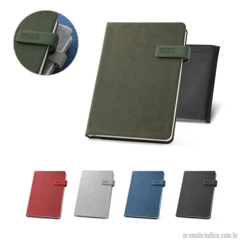 Agenda ecológica personalizada - Agenda A5 em PET (100% rPET). Agenda com fecho magnético em PU, marcador em fita e suporte para esferográfica (não inclusa). Está organizada num plano diário. Fornecida com bolsa de non-woven. 148 x 210 mm | Bolsa: 205 x 250 mm