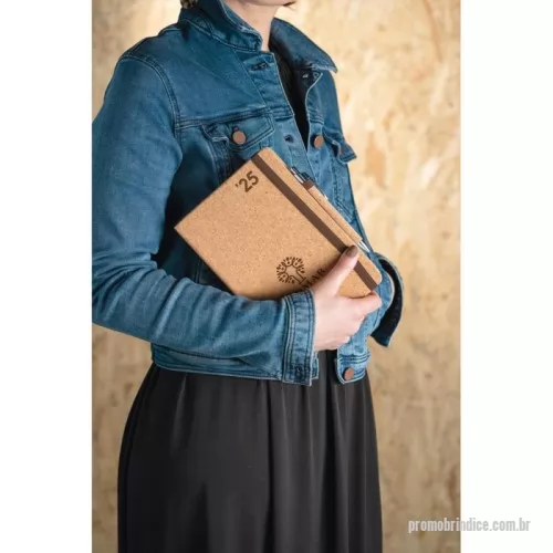 Agenda ecológica personalizada - Agenda A5 em cortiça com suporte para esferográfica (não inclusa), miolo em cor marfim e marcador em fita. Está organizada num plano diário. Fornecida em bolsa de non-woven. 148 x 210 mm | Bolsa: 205 x 250 mm