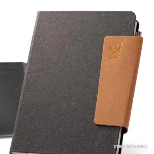 Agenda ecológica personalizada - A agenda em couro reciclado com fecho magnético é um brinde corporativo sofisticado e sustentável, perfeito para presentear clientes e colaboradores. Com suporte para esferográfica e marcador em fita, ela é prática e funcional para uso no dia a dia. Acompanha bolsa de non-woven para proteção e transporte. Personalize com a logomarca da sua empresa e ofereça um presente exclusivo e elegante.