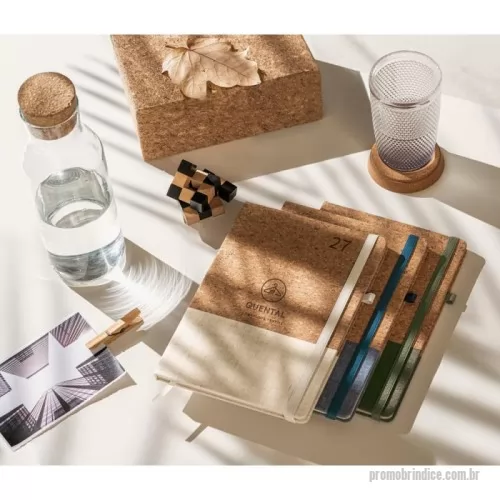 Agenda ecológica personalizada - Agenda A5 em cortiça e linho. Possui suporte para caneta esferográfica (não inclusa), marcador em fita, elástico para fechamento na mesma cor e miolo na cor marfim. Está organizada em plano diário (70 g/m²). Fornecida com bolsa de non-woven. A cor e o resultado da impressão nos materiais naturais pode variar entre produtos