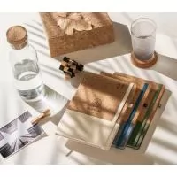 Agenda A5 em cortiça e linho. Possui suporte para caneta esferográfica (não inclusa), marcador em fita, elástico para fechamento na mesma cor e miolo na cor marfim. Está organizada em plano diário (70 g/m²). Fornecida com bolsa de non-woven. A cor e o resultado da impressão nos materiais naturais pode variar entre produtos