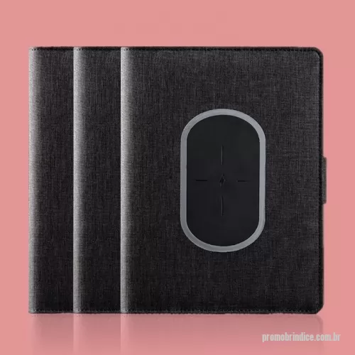 Agenda personalizada - Organize seu dia com estilo e praticidade! Apresentamos a nossa incrível Agenda Multifuncional BG119 da Best Gift. Nunca fique sem bateria! O power bank embutido de 8000mAh garante que você esteja sempre conectado, onde quer que vá. Além disso, nossa agenda oferece recursos inteligentes, como carregamento sem fio para o seu dispositivo, mantendo você sempre conectado. O suporte dobrável para celular facilita a visualização das suas chamadas de vídeo ou leitura de mensagens, tornando o trabalho ou os estudos ainda mais convenientes. Com papel liso de alta qualidade em 80g, você pode fazer anotações sem esforço, seja em reuniões de trabalho ou durante momentos de inspiração. Esteja preparado para todas as situações com a Agenda Multifuncional BG119 da Best Gift. Organização, conectividade e elegância em um único produto!