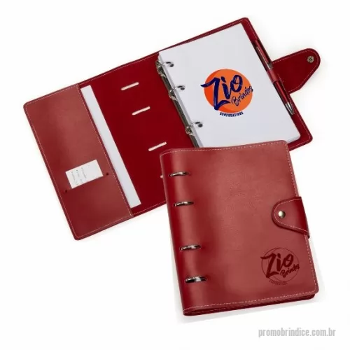 Agenda personalizada - Agenda Executiva – AG1 É um Brinde com Capa Flexível pode ser confeccionada em couro ou sintético, acompanha miolo de agenda diária, ferragem de quatro elos, uma aba para papéis ou folder, porta caneta lateral e um local para cartão de visita.