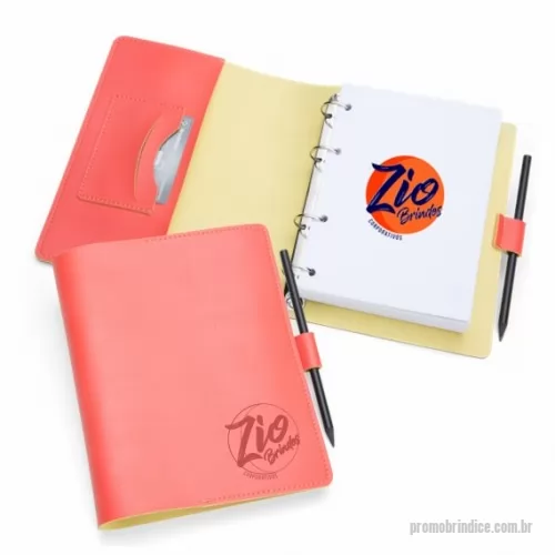 Agenda personalizada - Agenda Executiva – AG32 É um brinde com capa flexível pode ser confeccionada em couro ou sintético, acompanha miolo de agenda diária ou agenda permanente, ferragem de quatro elos, uma aba para papéis ou folder, porta caneta lateral e um local para cartão de visita. Personalização pode ser realizada em baixo relevo sem cor ou silkscreen uma cor. Diversas opções de cores (Consulte).