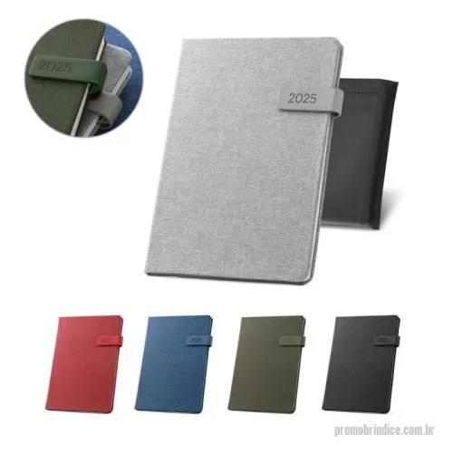 Agenda personalizada - Agenda B5 em rPET. Agenda com presilha em PU com fecho magnético e suporte para esferográfica (não inclusa). Fornecida com bolsa de non-woven. 175 x 245 mm | Bolsa: 220 x 270 mm