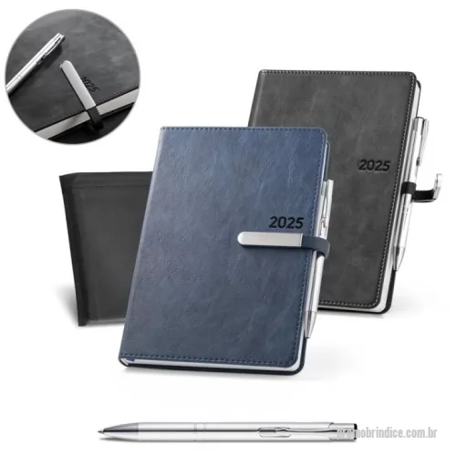 Agenda personalizada - Agenda A5 em PU. Fecho magnético com peça metálica brilhante. Está organizada num plano diário. Com suporte para esferográfica (inclusa) e marcador em fita. Fornecida com bolsa de non-woven. 148 x 210 mm | Bolsa: 205 x 250 mm