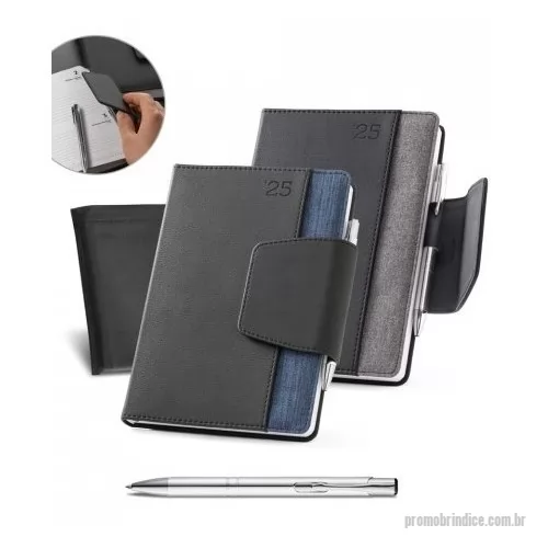 Agenda personalizada - Agenda A5 em PU e tecido em poliéster. Está organizada num plano diário. Possui fecho magnético, bolso frontal, suporte para esferográfica (inclusa) e marcador em fita. Fornecida com bolsa de non-woven. 148 x 210 mm | Bolsa: 205 x 250 mm