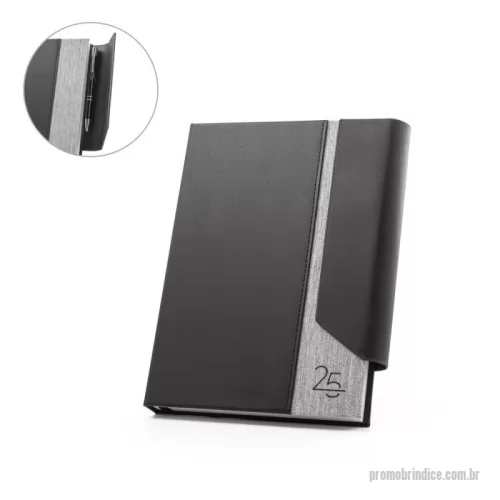 Agenda personalizada - Agenda A5 em PU reciclado (58%) e 300D PET (100% rPET) com fecho magnético. Está organizada num plano diário. Inclui suporte para esferográfica (não incluída) e marcador em fita. Uma escolha com classe e requinte para o seu cotidiano. 148 x 210 mm