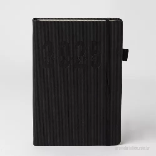 Agenda personalizada - Agenda Diária 2025 com divisórias e suporte para caneta. Possui capa de PU macia, fita de cetim como marcador de página, elástico para lacre, seção para dados pessoais, calendário de 2024 a 2027, conversões de medidas, planejador mensal de 2025 a 2026, índice telefônico, informações de ligações DDD-DDI e discagem direta internacional DDI.  Altura :  21 cm  Largura :  14,4 cm  Espessura :  2,7 cm