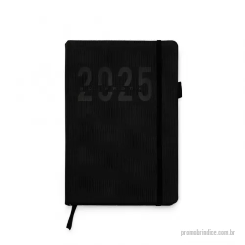 Agenda personalizada - Agenda Diária 2025 com divisórias e suporte para caneta. Possui capa de PU macia, fita de cetim como marcador de página, elástico para lacre, seção para dados pessoais, calendário de 2024 a 2027, conversões de medidas, planejador mensal de 2025 a 2026, índice telefônico, informações de ligações DDD-DDI e discagem direta internacional DDI.