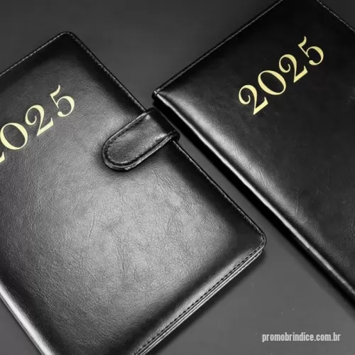 Agenda personalizada - Agenda semanal 2025 produzida em couro PU com fecho magnético. Contém folhas para dados pessoais, calendários 2025 à 2027 e planejamento 2025. Obs.: Não acompanha caneta.