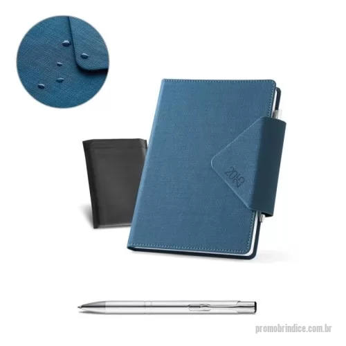 Agenda personalizada - Agenda A5 em PU com fecho magnético. Está organizada num plano diário. Com suporte para esferográfica (inclusa) e marcador em fita. Fornecida com bolsa de non-woven. 148 x 210 mm | Bolsa: 205 x 250 mm