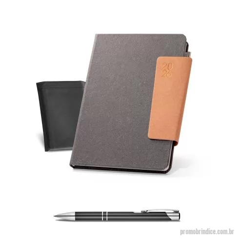 Agenda personalizada - Agenda B5 em pele reciclada (58%) com fecho magnético. Está organizada num plano semanal. Inclui suporte para esferográfica (incluída) e marcador em fita. Fornecida com bolsa de non-woven. 175 x 245 mm | Bolsa: 220 x 270 mm